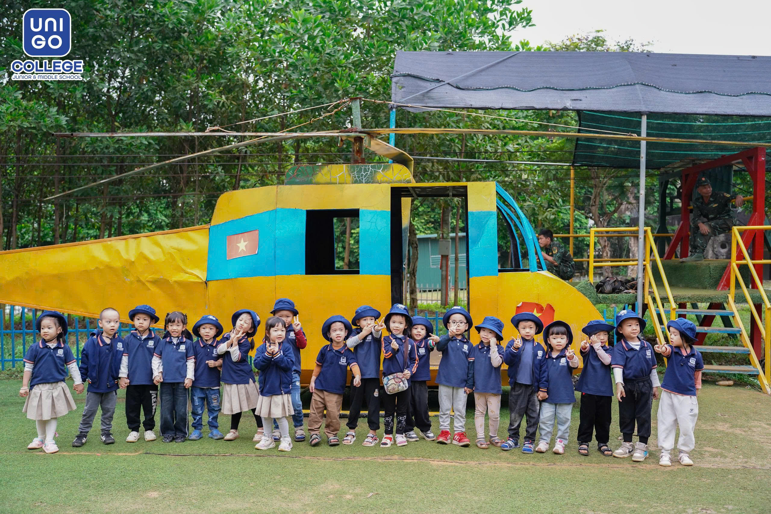 HOẠT ĐỘNG NGOẠI KHÓA TRẢI NGHIỆM "MỘT NGÀY LÀM CHÚ BỘ ĐỘI": BÀI HỌC VỀ KỶ LUẬT VÀ LÒNG BIẾT ƠN